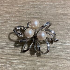 Vintage Elegant Silver Stamped Pearl Brooch